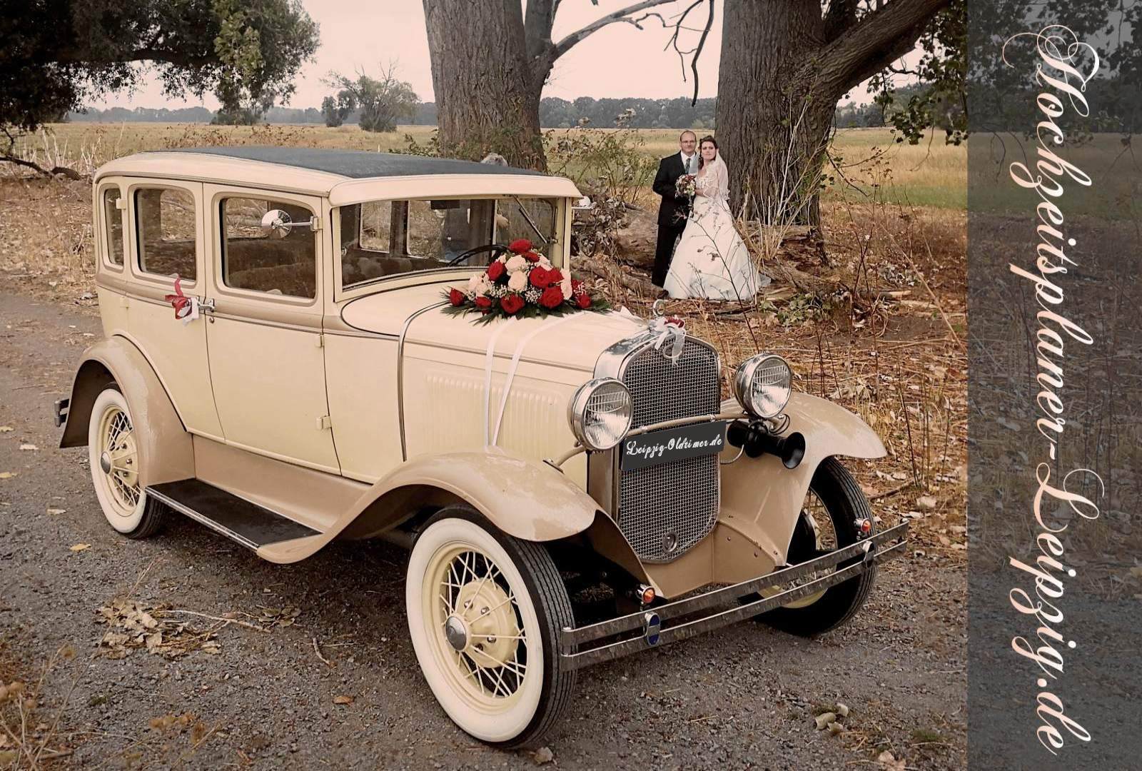 Hochzeitsfotograf mit Oldtimer im Schloss Belgerhain